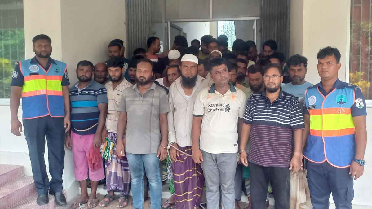 চাঁদপুরের মেঘনায় ড্রেজারসহ আটক ৪৪ জন কারাগারে