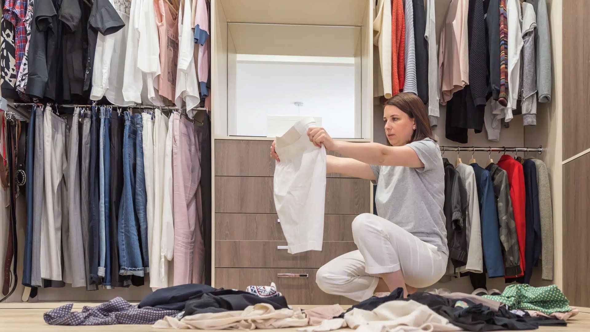 আলমারিতে রাখা পোশাকের যত্ন নেওয়ার উপায়