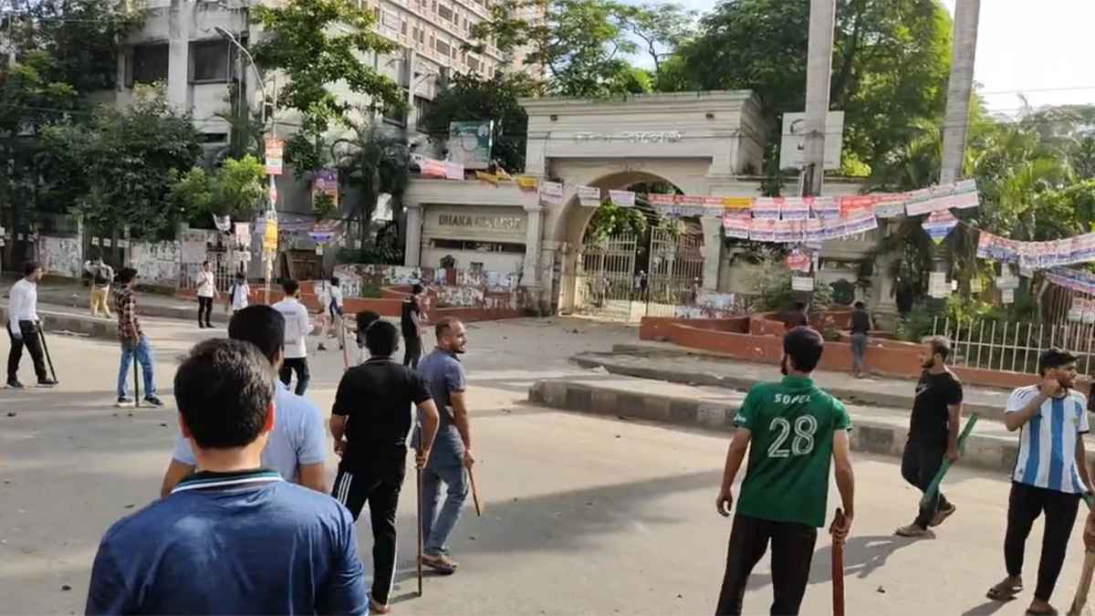 ঢাকা কলেজের সামনে সংঘর্ষে এক যুবক নিহত