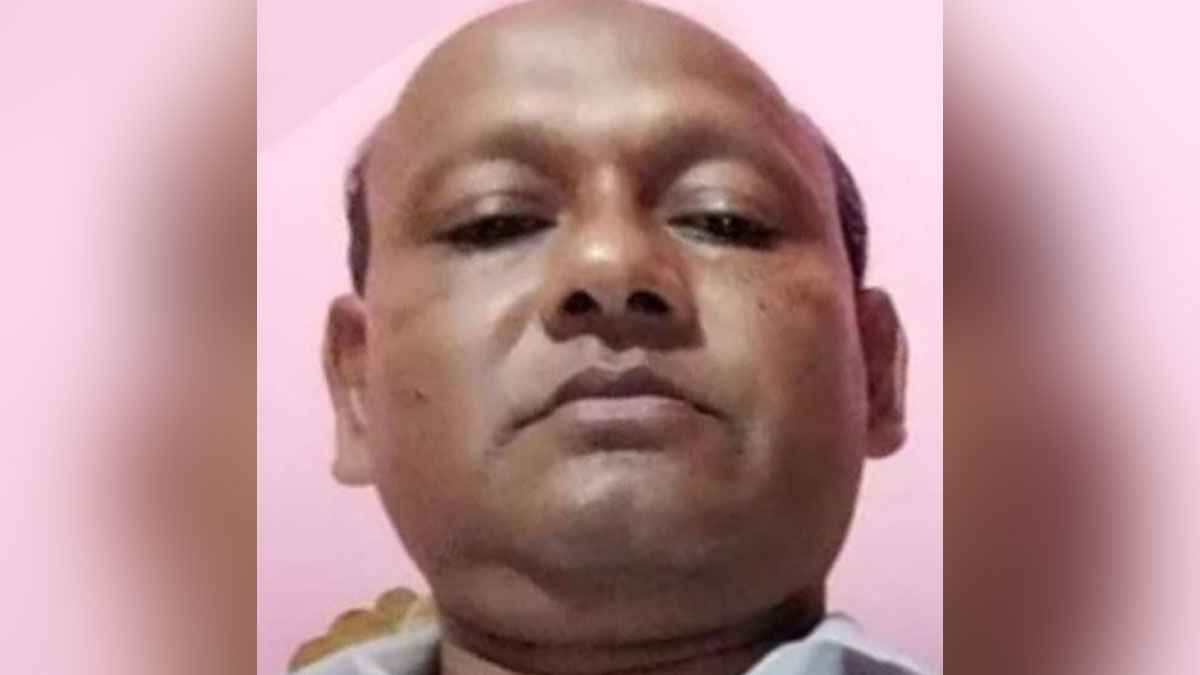 মেয়েকে পরীক্ষাকেন্দ্রে পাঠিয়ে স্বামীর লাশ নিয়ে গ্রামে ফিরলেন স্ত্রী