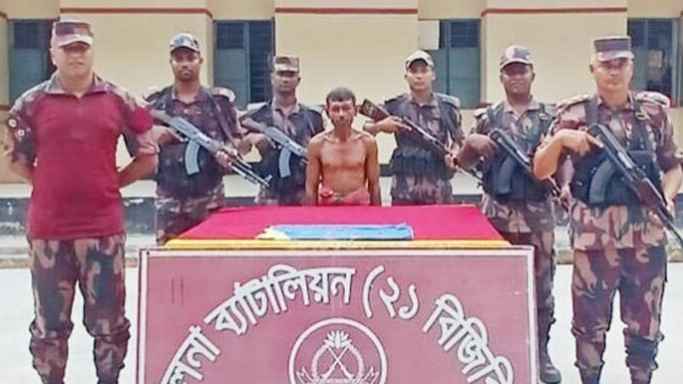 বেনাপোল সীমান্তে ৯ স্বর্ণের বারসহ পাচারকারী আটক