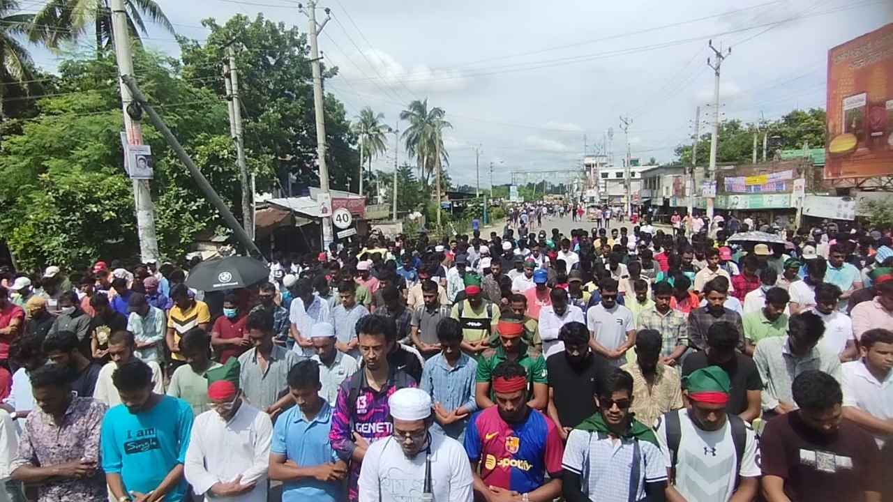 যশোরে হাজারও শিক্ষার্থীর উপস্থিতিতে নিহতদের জন্য গায়েবান জানাজা