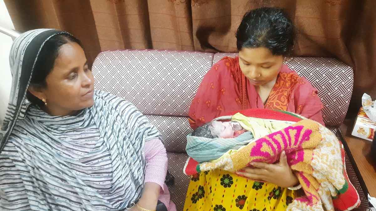 রেলস্টেশনে প্রসব বেদনা, প্ল্যাটফরমেই সন্তান প্রসব নারী যাত্রীর