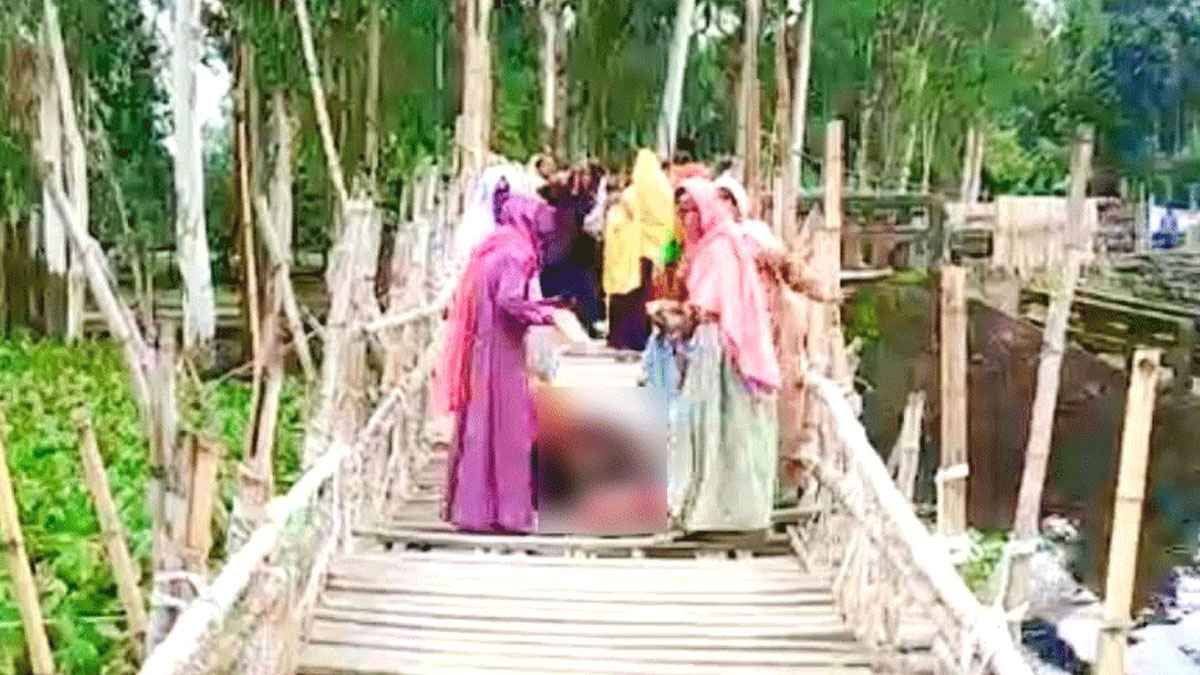 কুড়িগ্রামে বাঁশের সাঁকোর ওপর সন্তান প্রসব