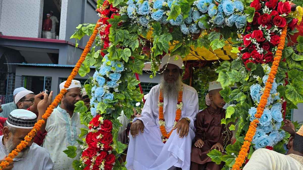 নাটোরে ঘোড়ার গাড়িতে ইমামের রাজকীয় বিদায়
