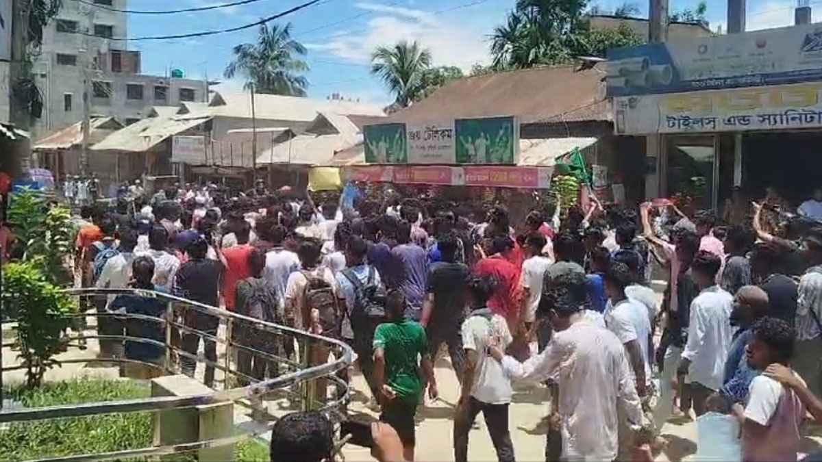 টেকনাফগামী ট্রলারে মিয়ানমারের গুলি