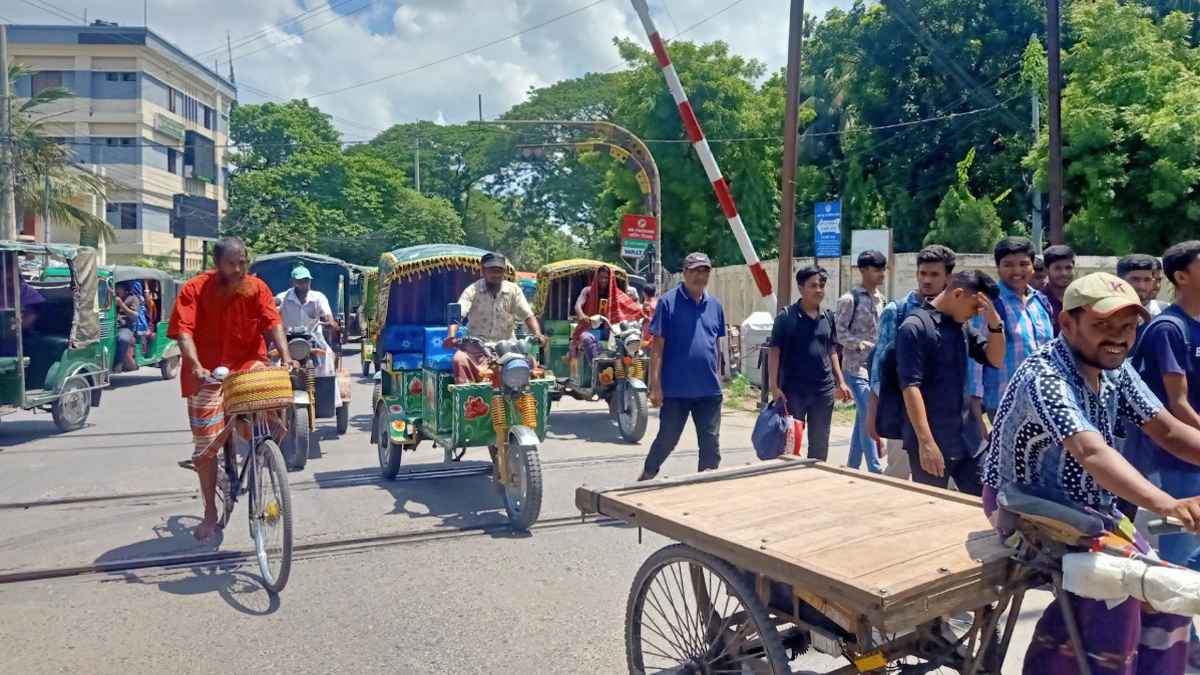 রাজশাহীতে ছাত্রাবাস বন্ধ, শহর ছাড়ছেন শিক্ষার্থীরা