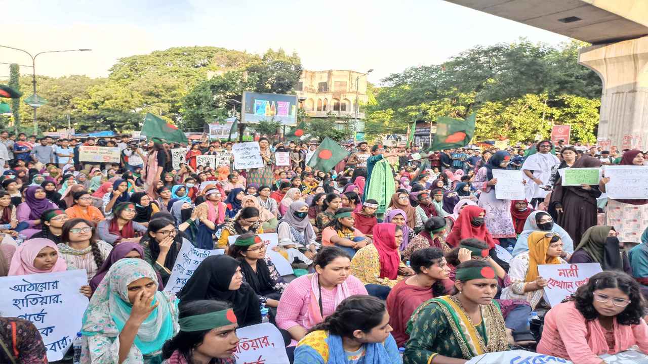 আপাতত সড়ক ছাড়ছে না শিক্ষার্থীরা, রাত ৮টায় নতুন কর্মসূচি