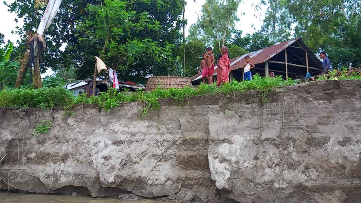 ভাঙছে শেরপুরের দুই নদী, বিলীন শতাধিক বাড়িঘর