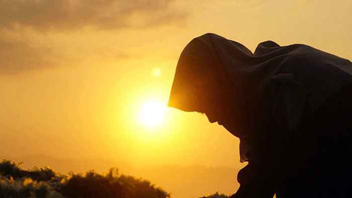 মানুষকে সদুপদেশ দিয়ে নিজে আমল করার পরিণতি