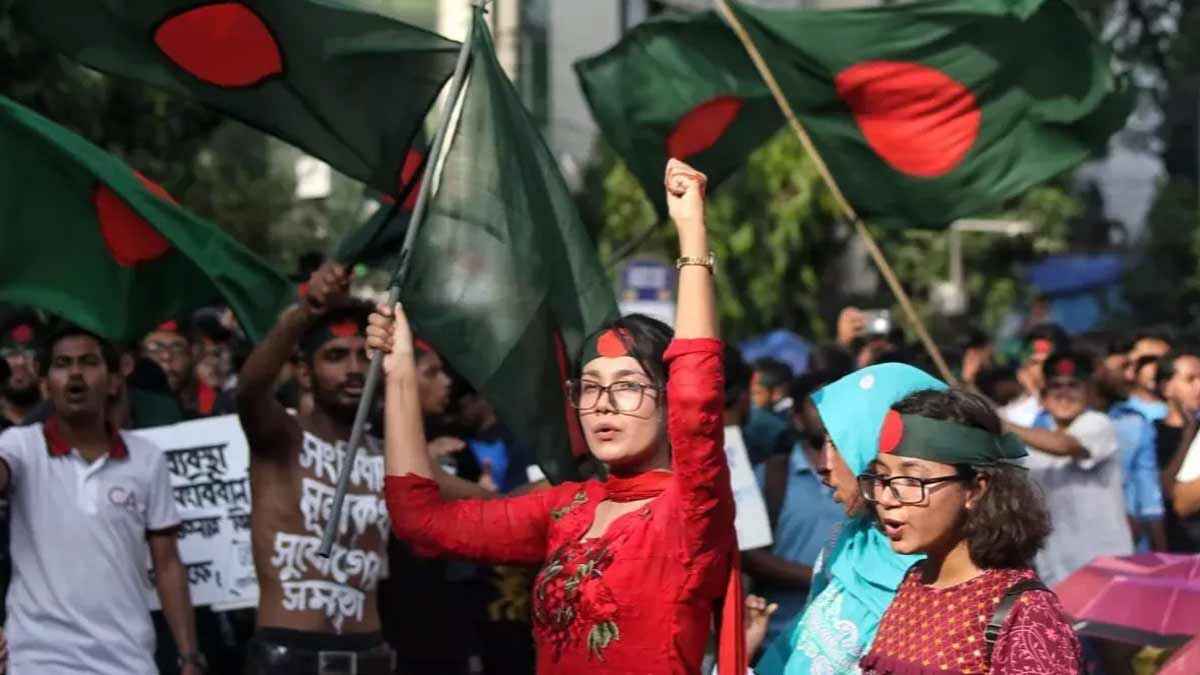 চোখে-মুখে লাল কাপড় বেঁধে শিক্ষার্থীদের প্রতিবাদ কর্মসূচি