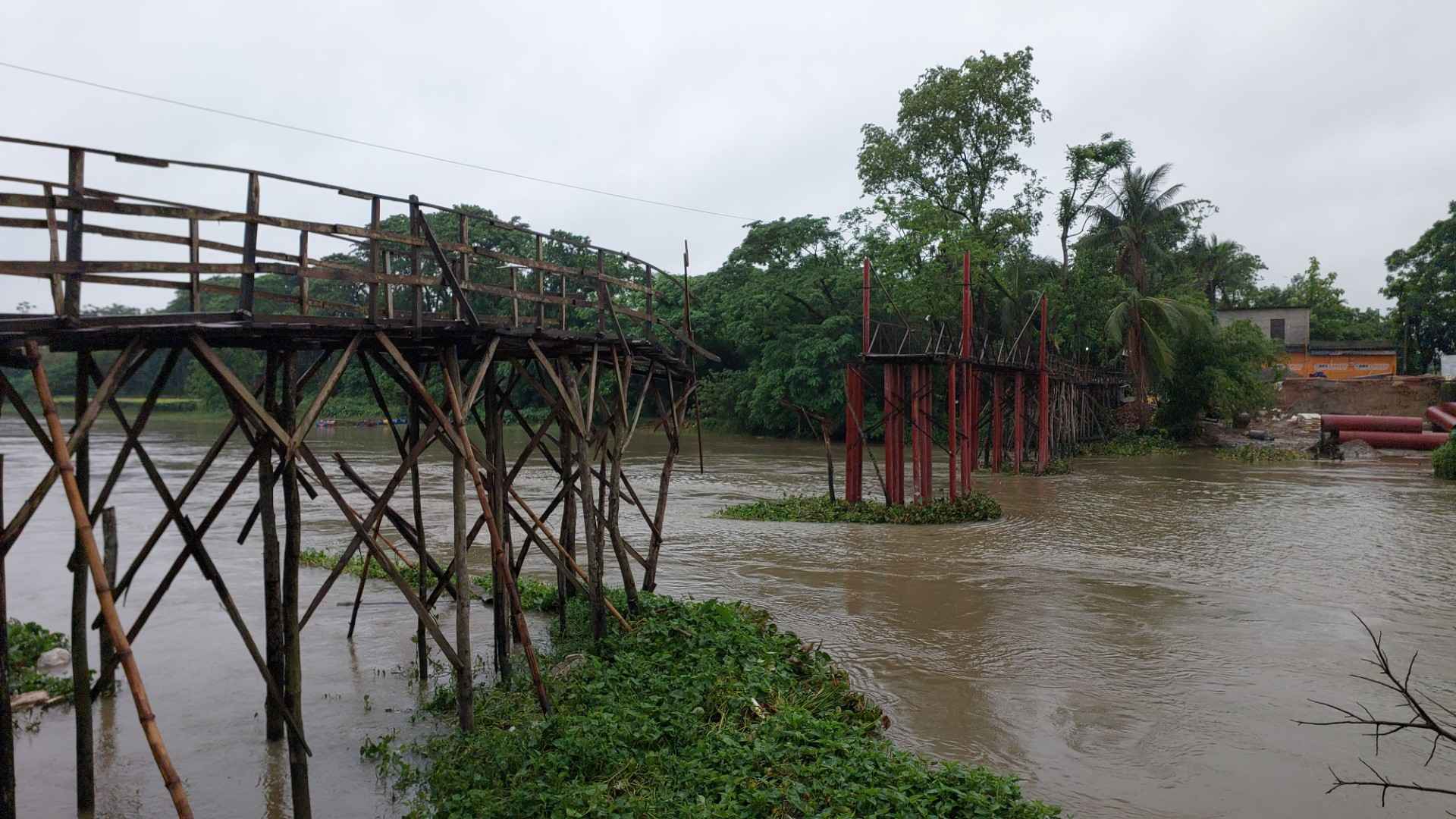 স্রোতের তোড়ে ভাঙল কাঠের সেতু, দুর্ভোগ চরমে