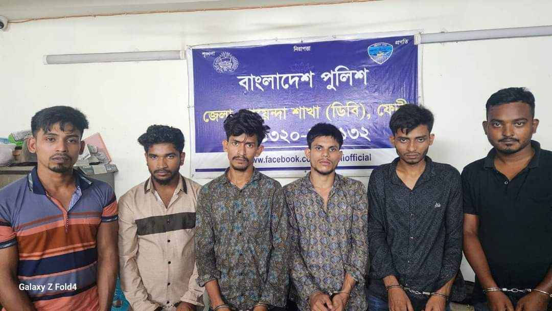 ফেনীতে বিকাশের টাকা ছিনতাইয়ের ঘটনায় গ্রেফতার ৬