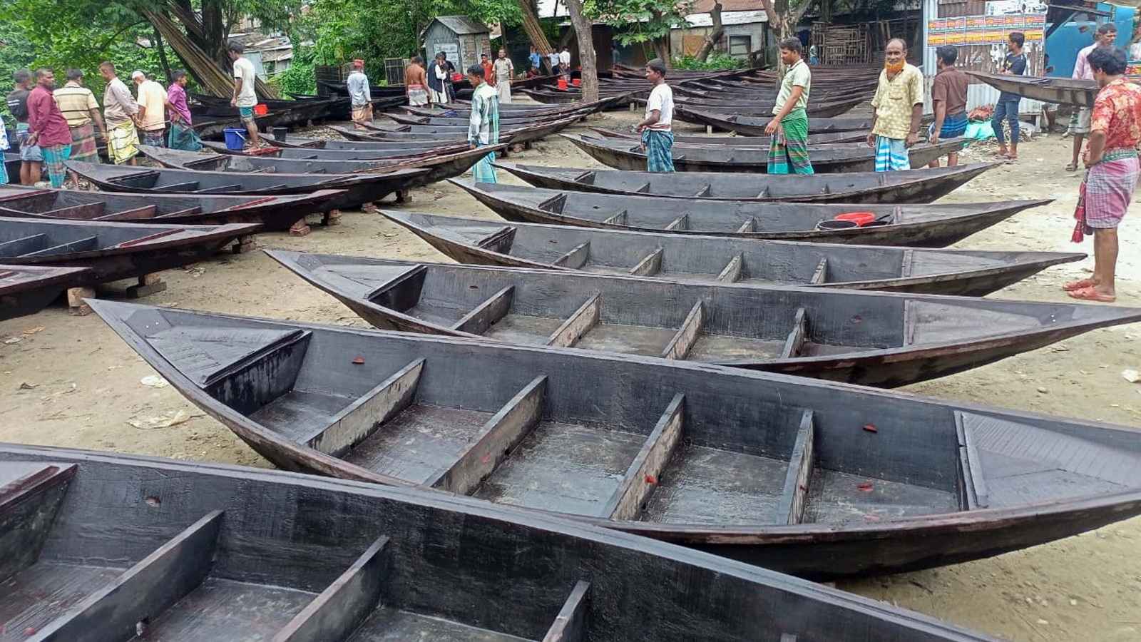 বর্ষায় জমে উঠেছে শত বছরের নৌকার হাট