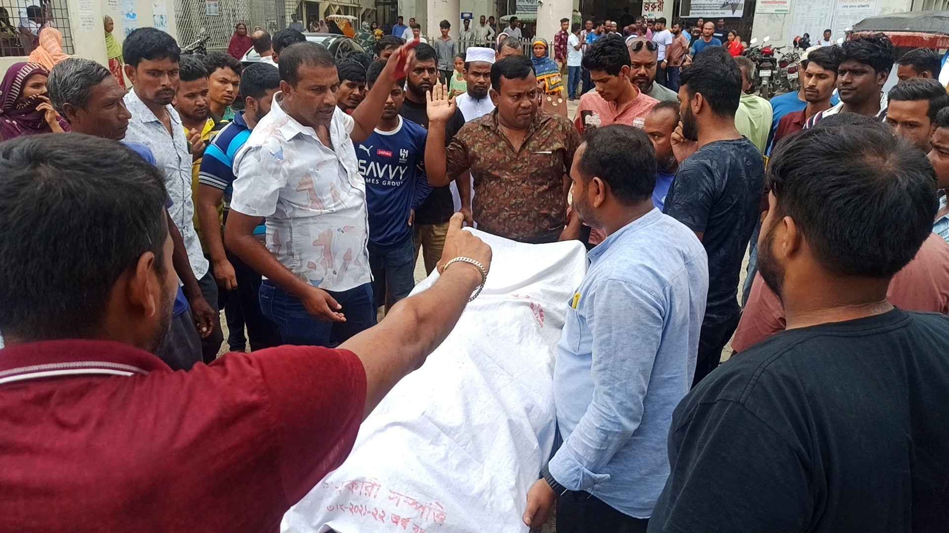 বৈদ্যুতিক খুঁটি থেকে পড়ে শ্রমিক নিহত