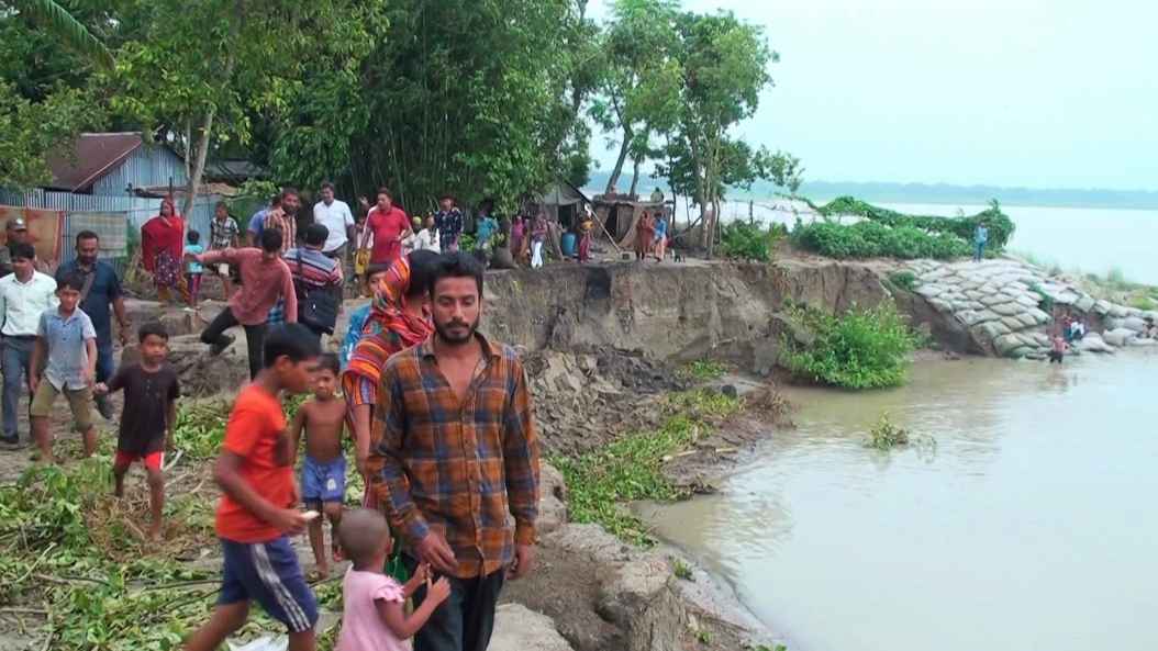 মধুমতি নদীর ভাঙনে দীশেহারা কয়েকশ পরিবার