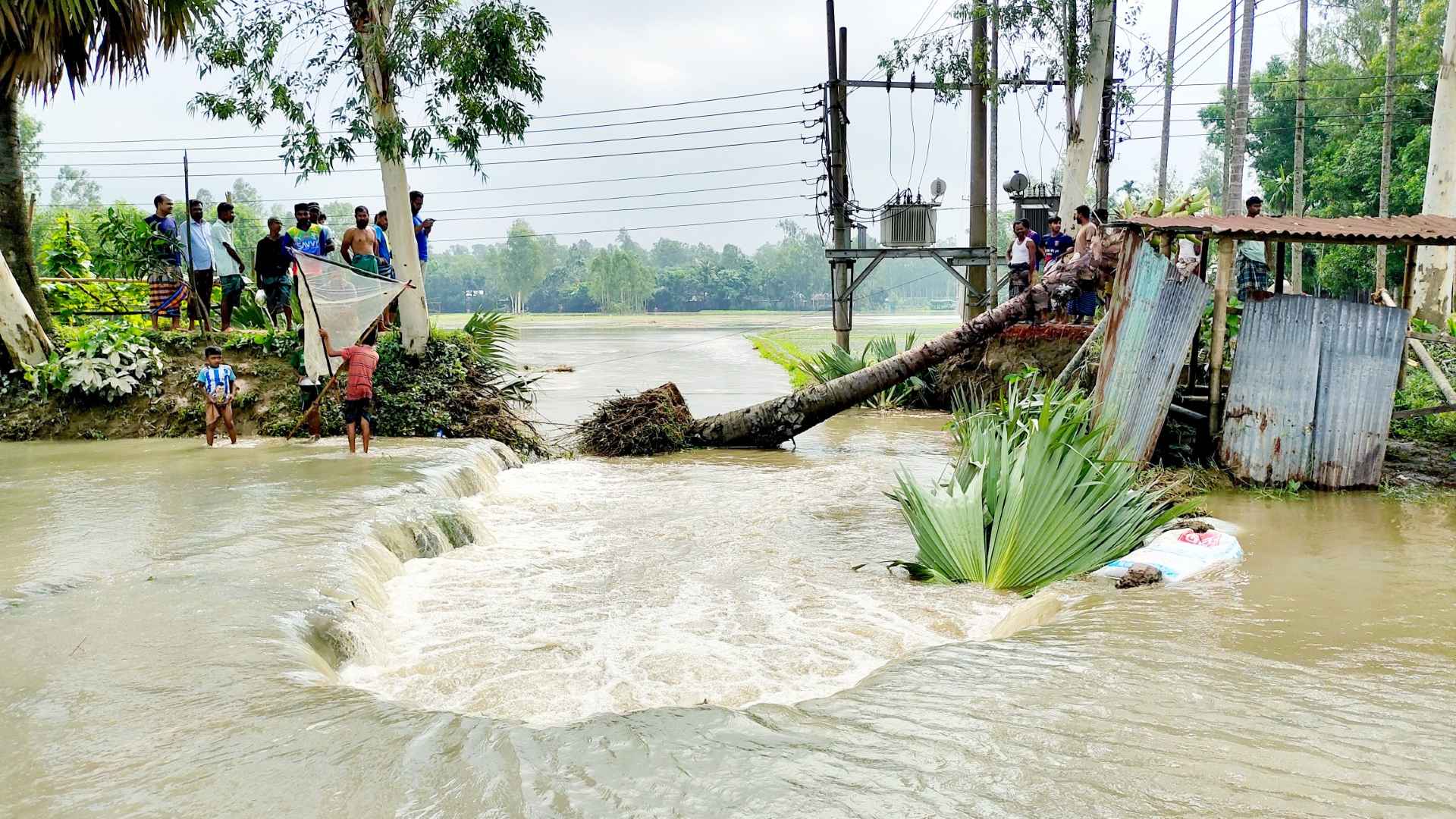 যমুনার স্রোতে ভেঙে গেল গোবিন্দাসী-ভালকুটিয়া সড়ক, দুর্ভোগ চরমে