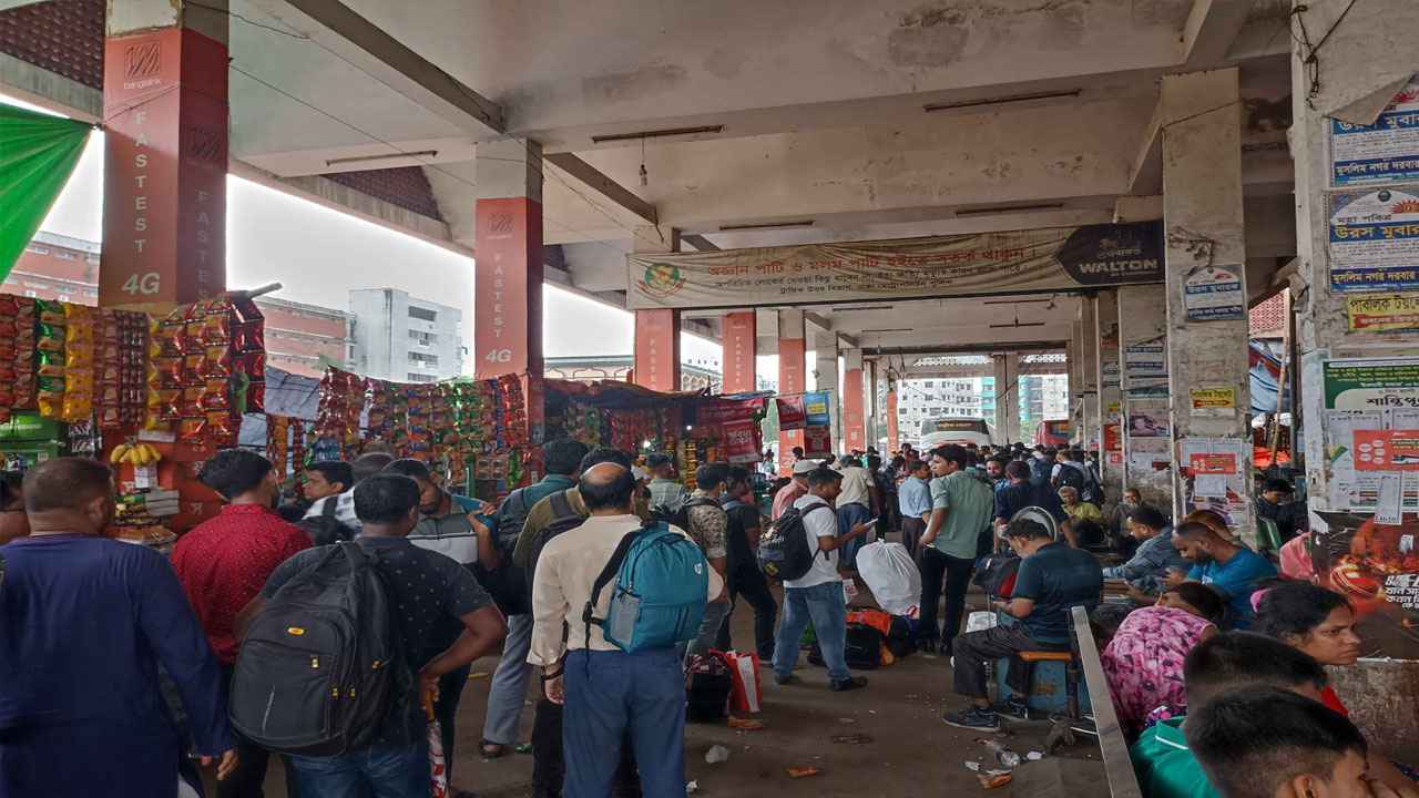 মহাখালীতে ঘরমুখো যাত্রীদের ভিড়, বাসের জন্য দীর্ঘ অপেক্ষা