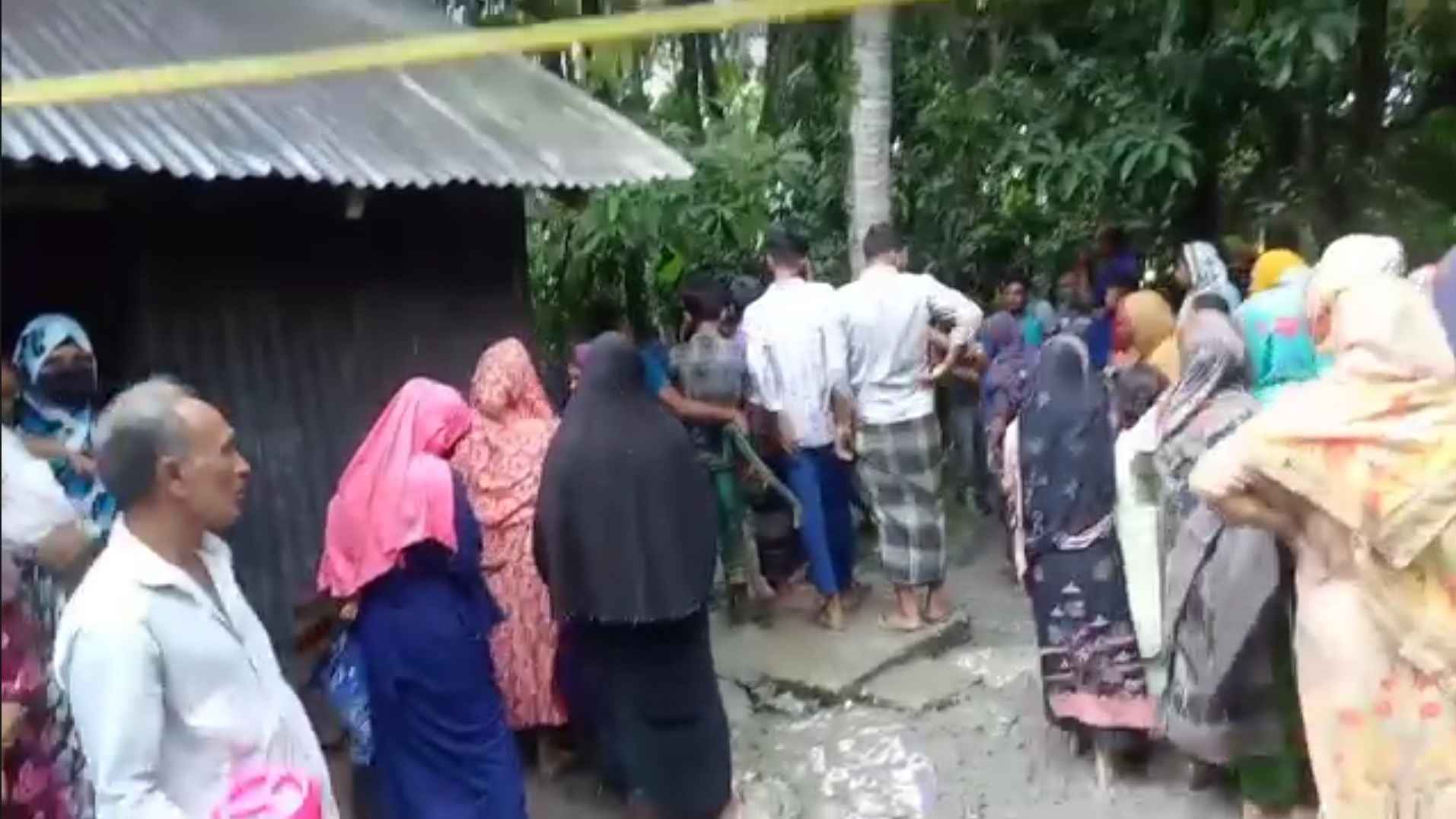 পুকুর পাড়ে মিলল নারীর পা বাঁধা মরদেহ