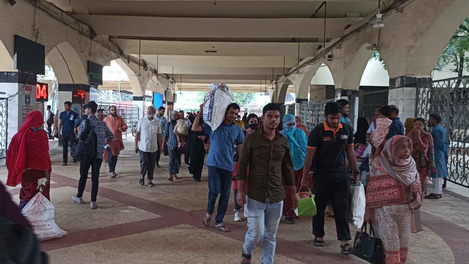 এবার ঢাকামুখী মানুষের স্রোত