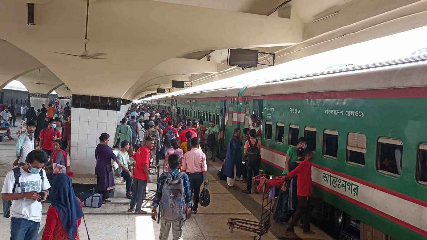 এবার ঢাকায় ফিরছে মানুষ