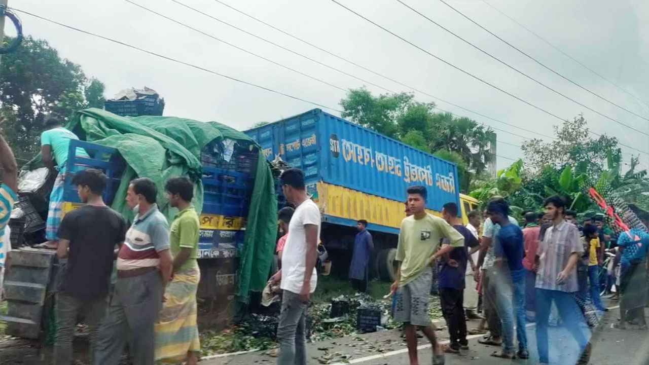 কুমিল্লায় কাভার্ডভ্যানের পেছনে ট্রাকের ধাক্কায় প্রাণ গেল দুজনের