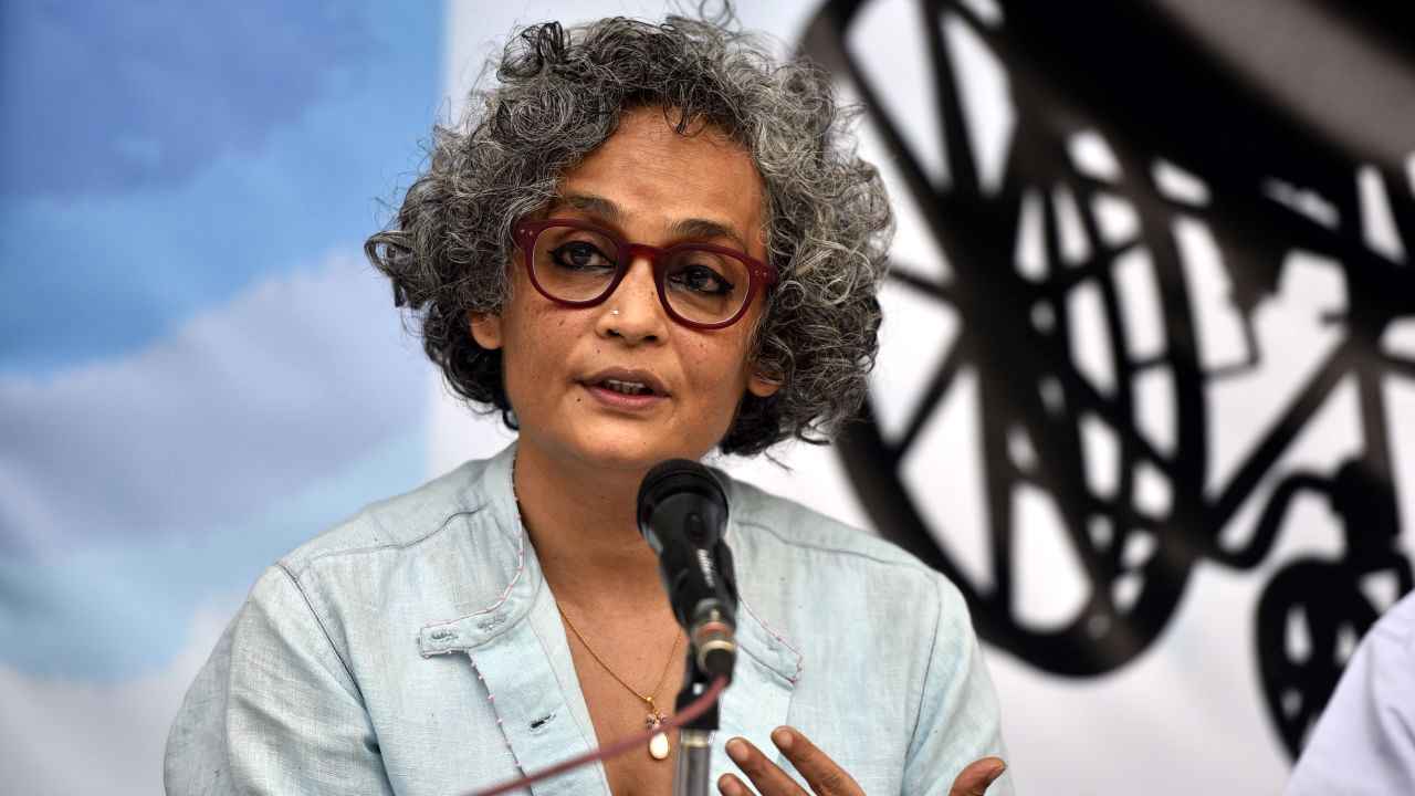 ‘বলিষ্ঠ কণ্ঠের’ জন্য পেন পিন্টার পুরস্কার পেলেন অরুন্ধতী রায়