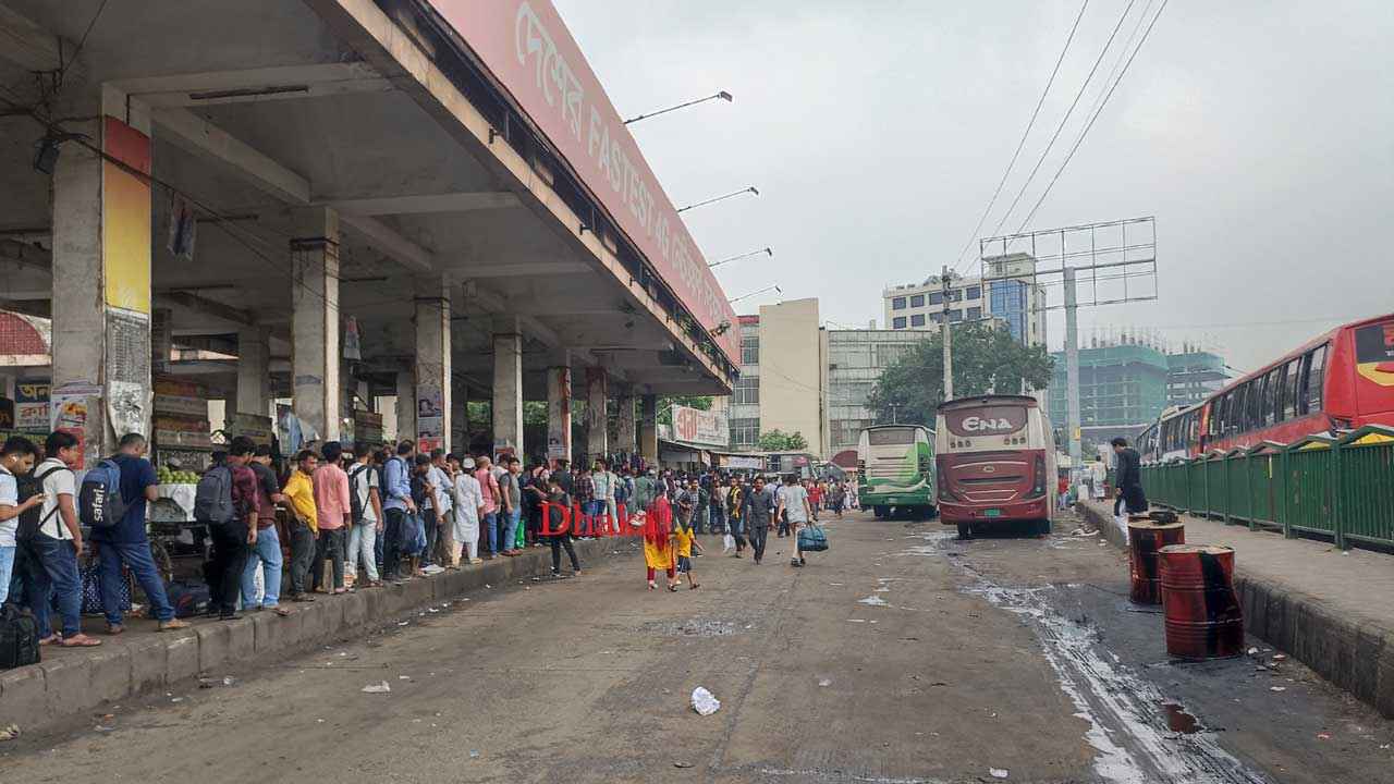 বাস কাউন্টারে দীর্ঘ অপেক্ষা ময়মনসিংহ ও টাঙ্গাইলের যাত্রীদের