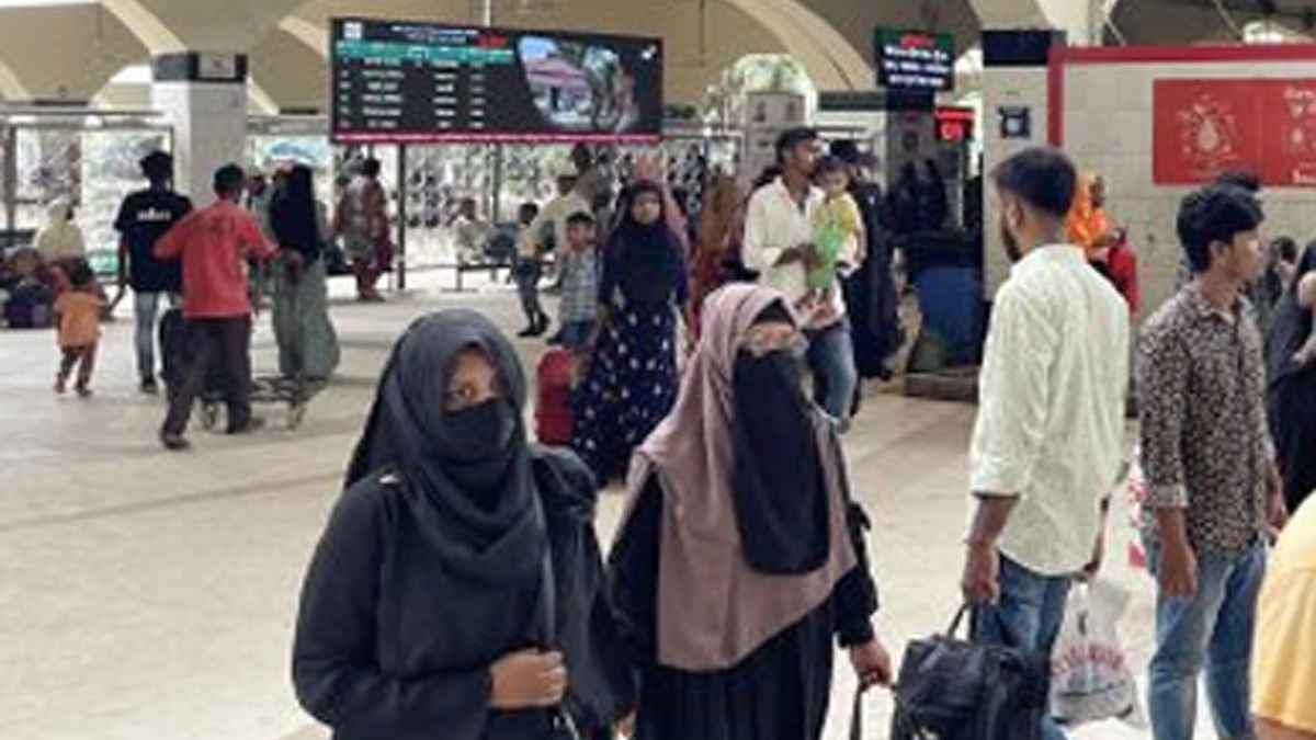 ছুটি শেষে ফিরছেন কর্মজীবীরা, ঢাকা ছাড়ছেনও অনেকে