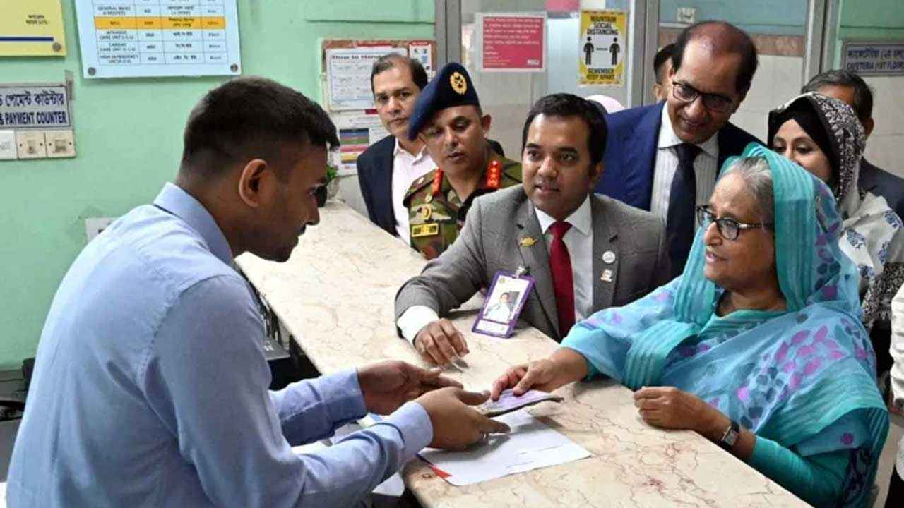 কাউন্টারে টিকিট কেটে স্বাস্থ্য পরীক্ষা করালেন প্রধানমন্ত্রী