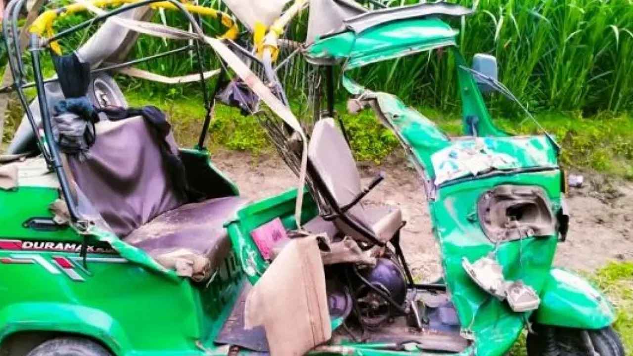 বাস-অটোরিকশার সংঘর্ষে জাবি শিক্ষার্থীসহ নিহত ৩, আহত ৫