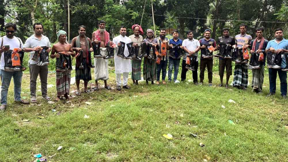 মানিকগঞ্জে রাসেলস ভাইপার থেকে রক্ষায় কৃষকদের জুতা-হাতমোজা বিতরণ