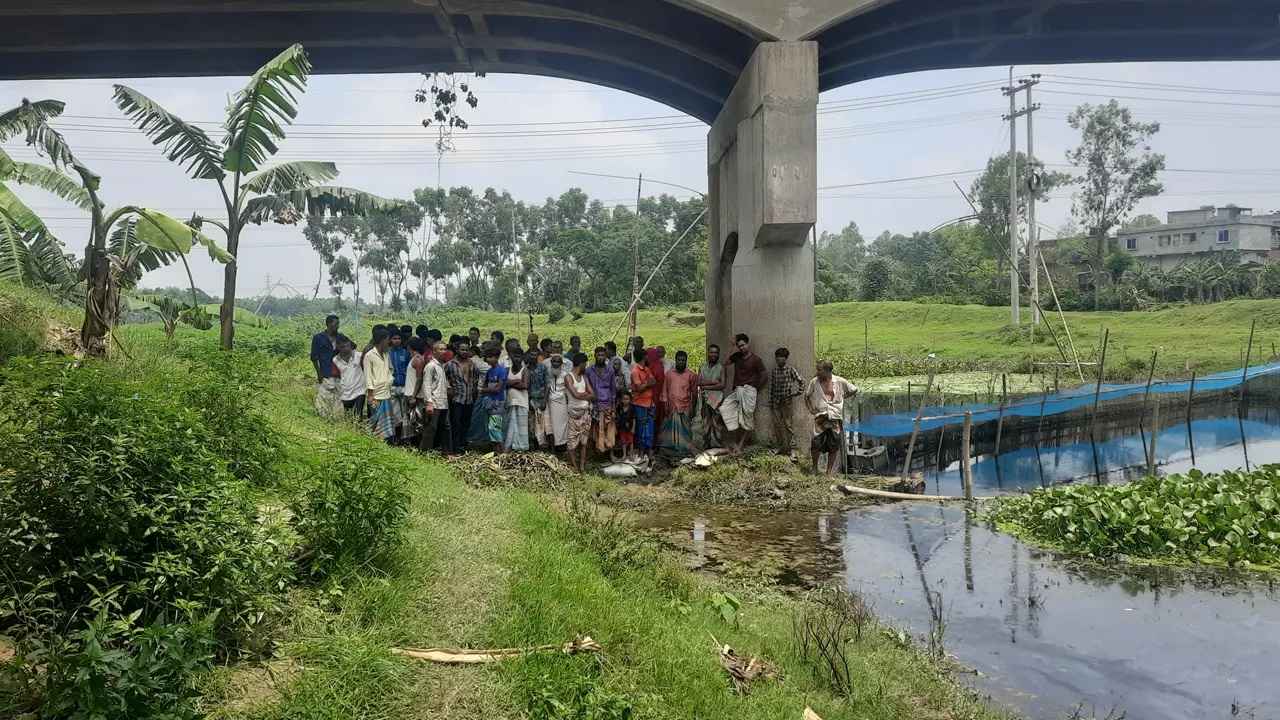 ব্রিফকেসে যুবকের মরদেহ, পাশে পড়ে ছিল মাথা