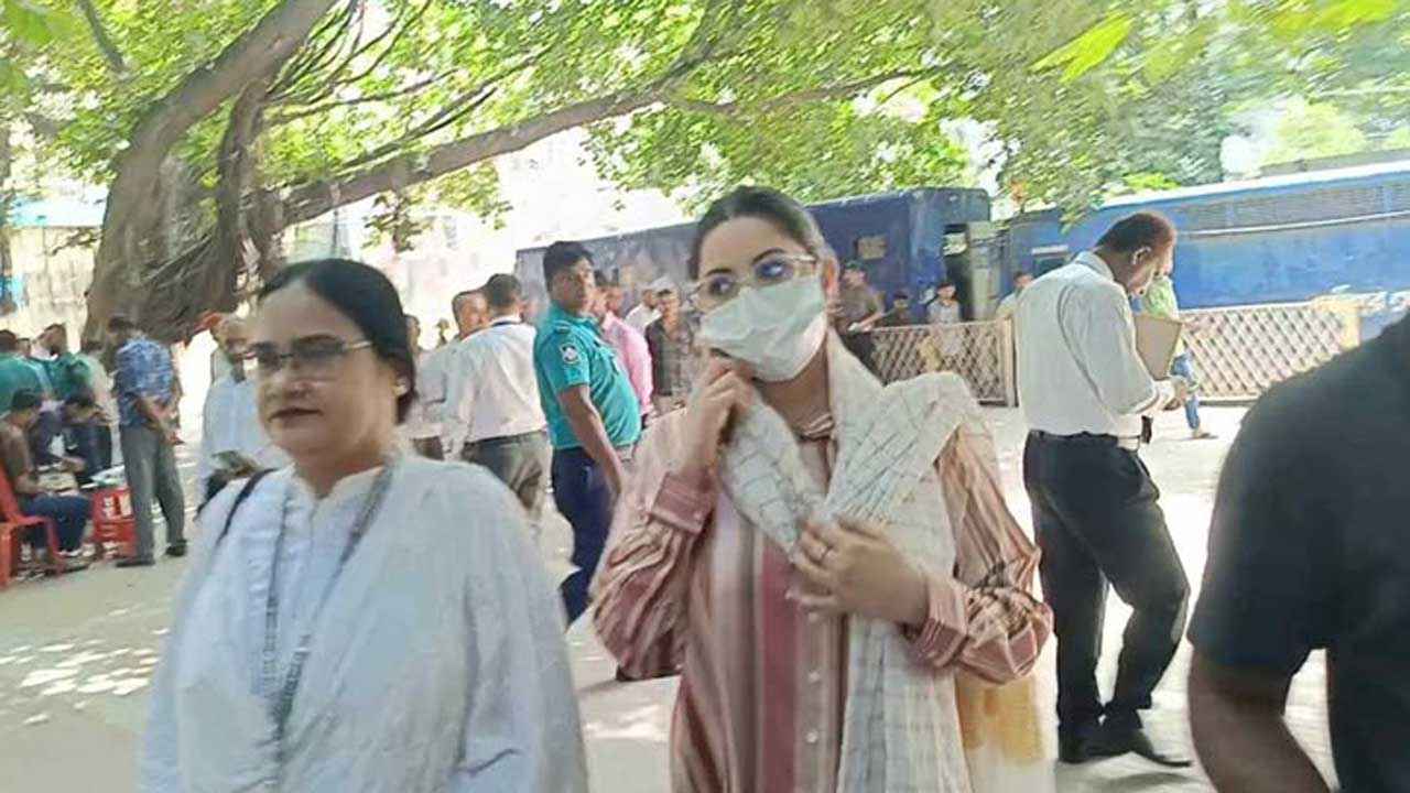 আদালতে পরীমণি, আত্মসমর্পণ করে চাইবেন জামিন