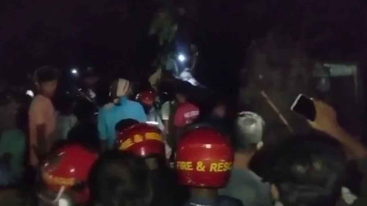 ঝড়ে বটগাছ উপড়ে নিহত ২, আহত অনেকে