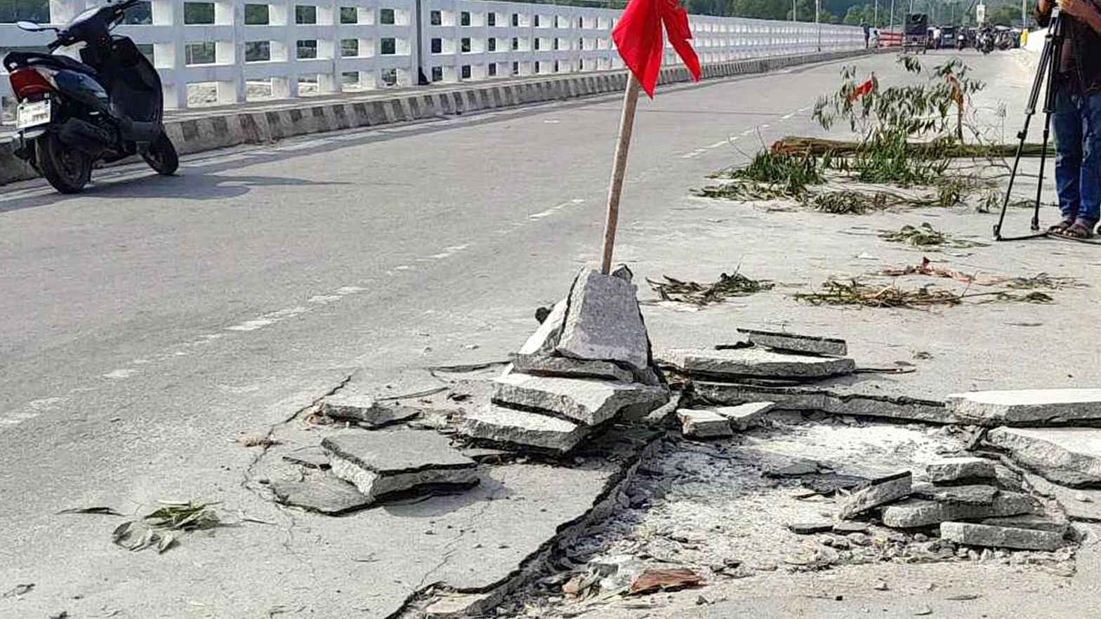 একাধিক স্থানে উঠে গেছে শেখ হাসিনা সেতুর কার্পেটিং