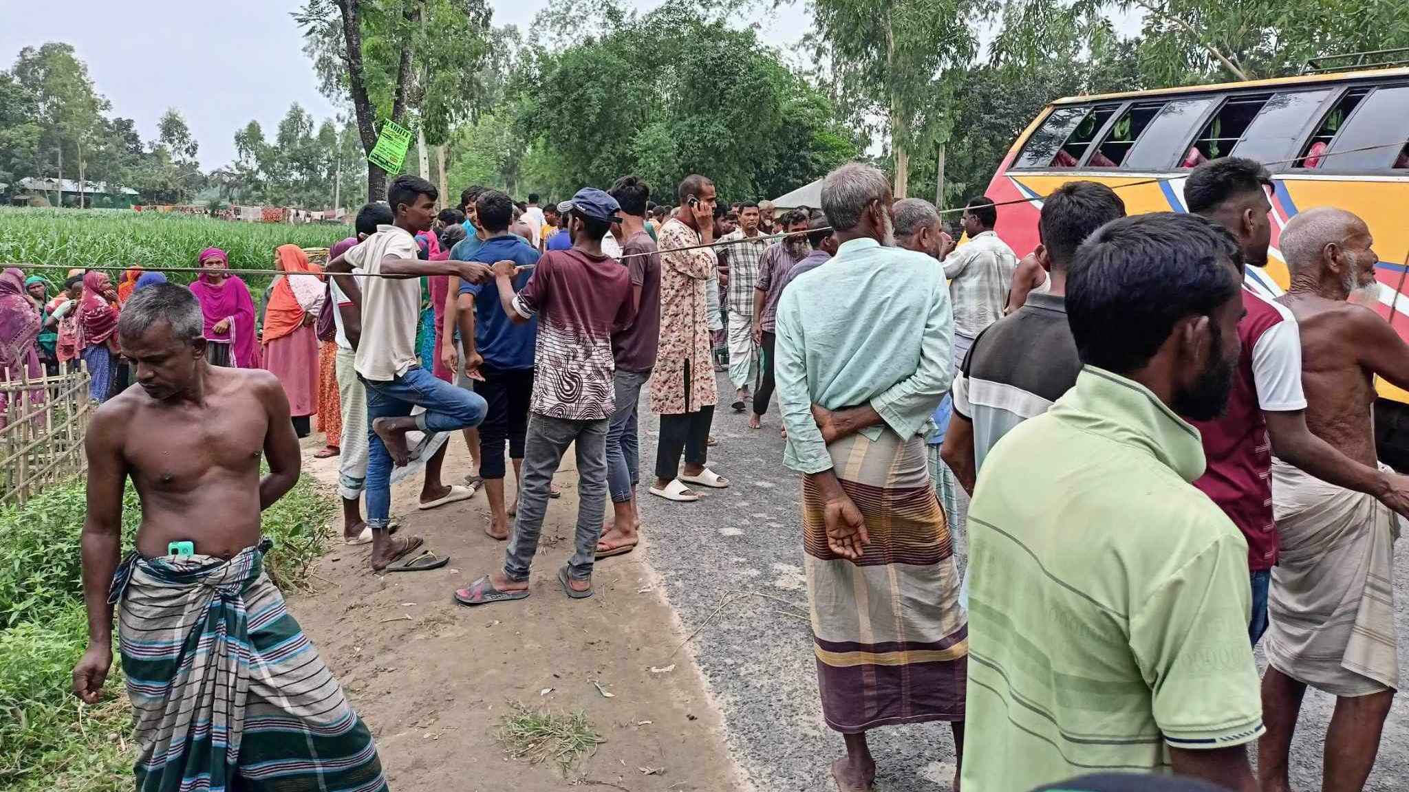 রংপুরে বাস-থ্রি হুইলার সংঘর্ষ, কলেজ শিক্ষিকাসহ নিহত ২