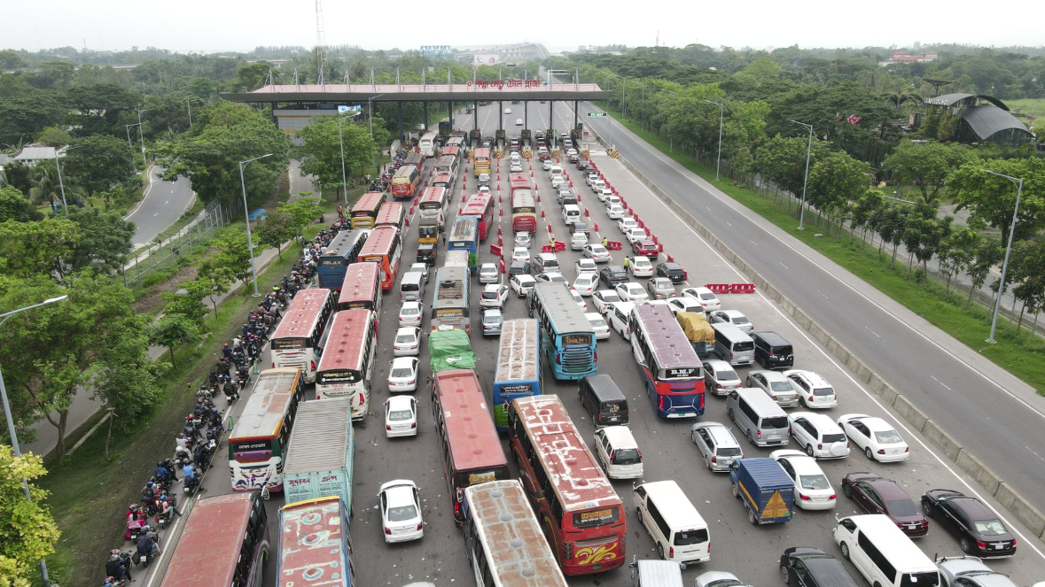 পদ্মা সেতুর মাওয়া প্রান্তে মানুষের উপচে পড়া ঢল, চরম ভোগান্তি