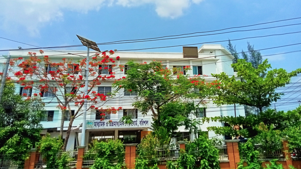 বরিশালে এইচএসসি পরীক্ষার প্রথম দিনে অনুপস্থিত ৭২৭ পরীক্ষার্থী