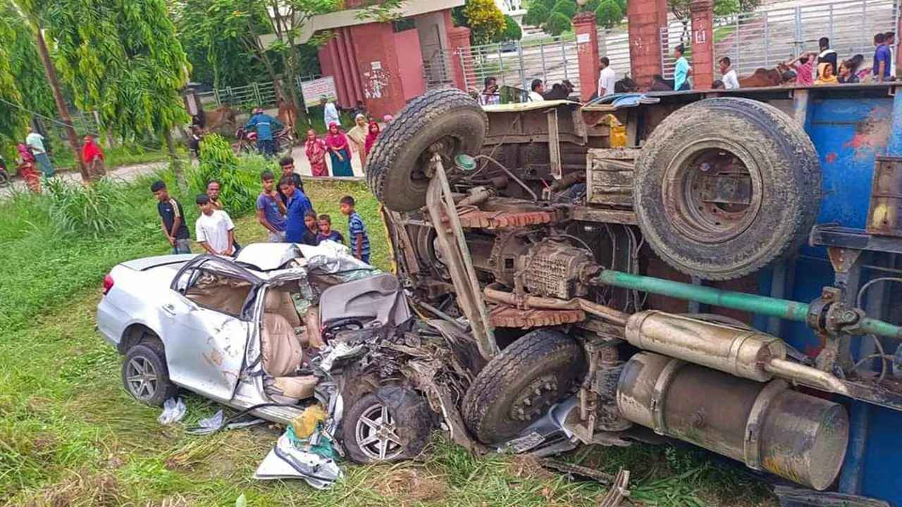 টাঙ্গাইলে প্রাইভেটকার-ট্রা‌ক সংঘ‌র্ষ, নিহত ২  