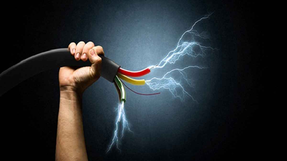 মদনে বিদ্যুৎস্পৃষ্টে প্রাণ গেল কৃষকের