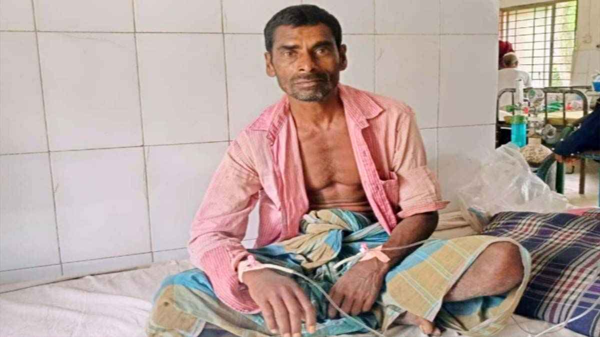 রাসেল ভাইপারের দংশন, সাপ মেরে হাতে নিয়েই হাসপাতালে ভর্তি হলেন কৃষক