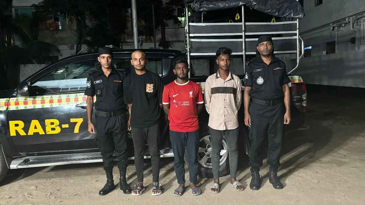 ফেনীতে কিশোর গ্যাংয়ের ৩ সদস্য গ্রেফতার