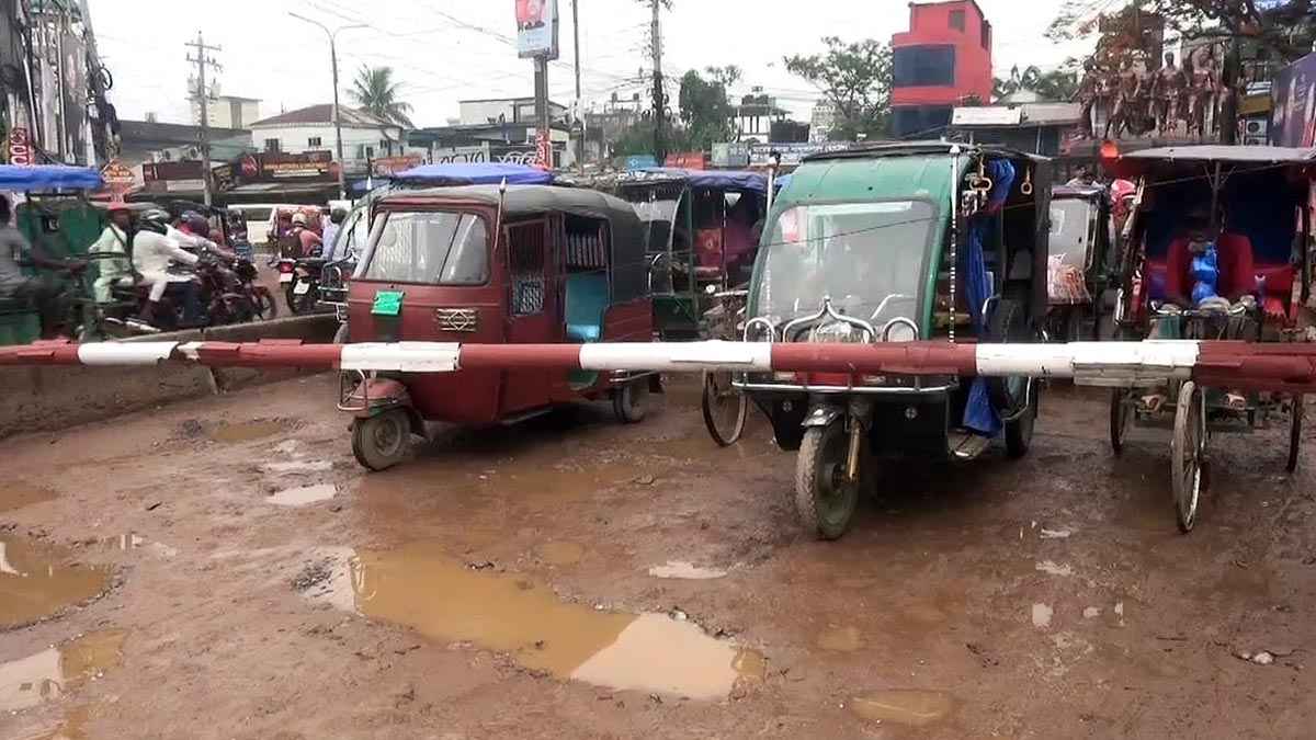 গাজীপুরে রেলগেটে সড়কের বেহাল দশা