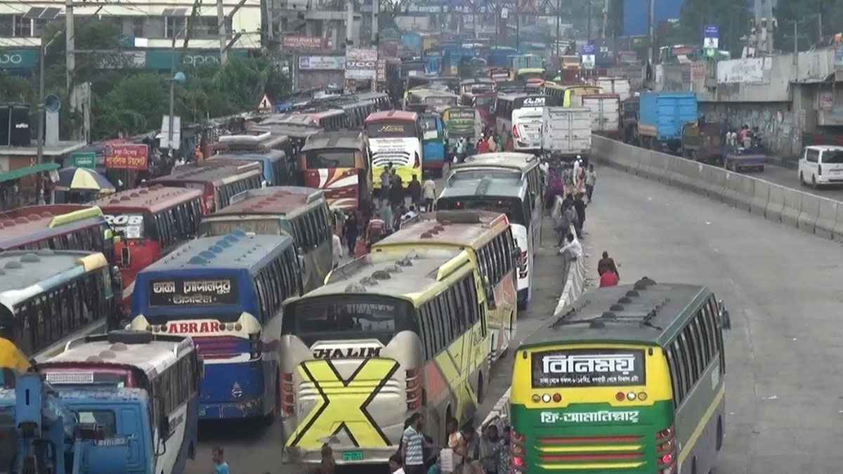 ঈদযাত্রায় গাজীপুরের দুই মহাসড়কে বেড়েছে ঘরমুখো মানুষের চাপ