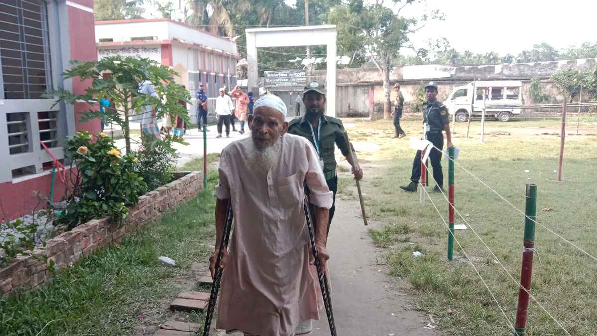 লাঠিতে ভর করে ভোট দিতে এলেন মোতাহার খলিফা