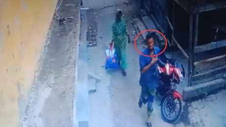 ক্রেতা সেজে দোকান থেকে লাখ টাকা চুরি