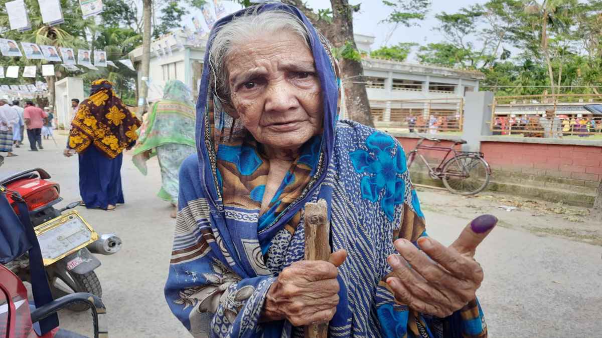 ১০২ বছর বয়সেও ভোট দিতে এলেন জরিনা