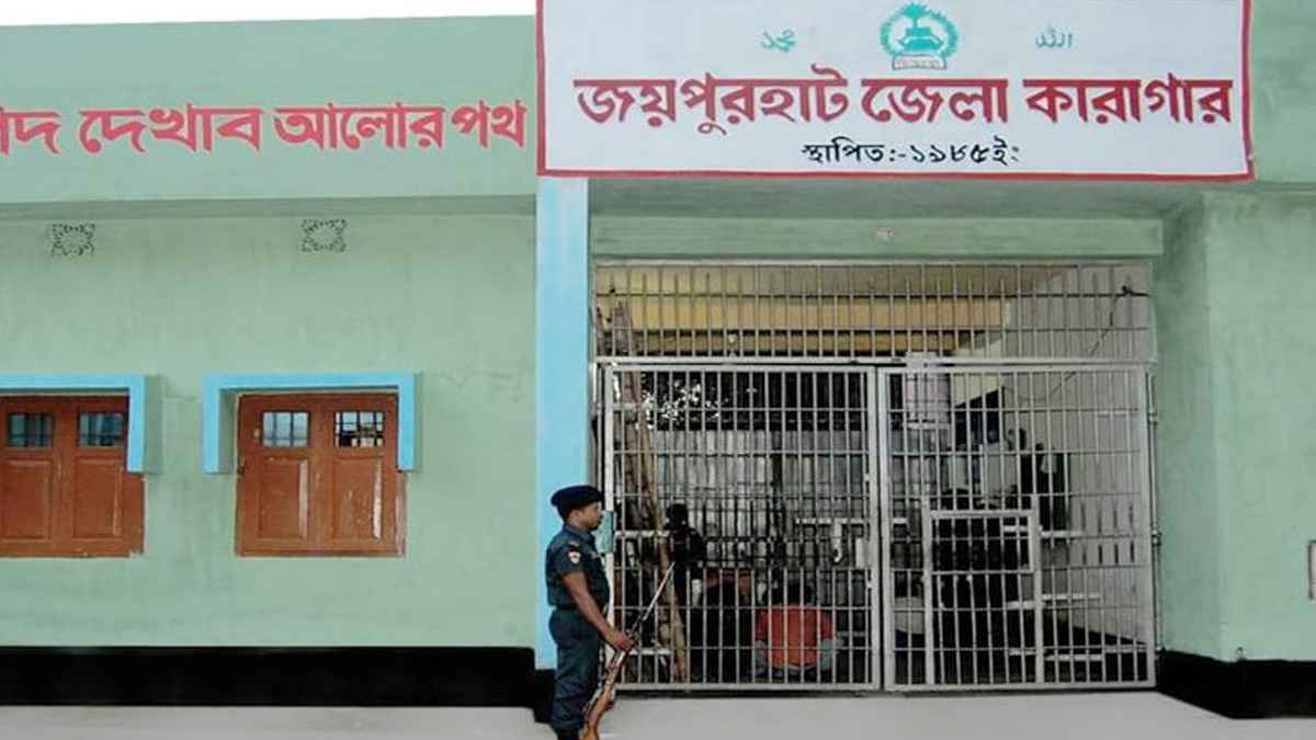 কারাগারে বসে আলিম পরীক্ষা দিচ্ছেন এক শিক্ষার্থী