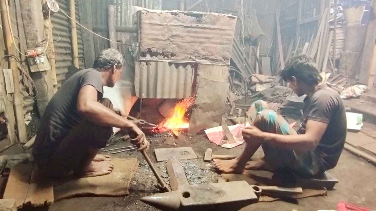 কামার পল্লীতে চলছে শেষ মূহুর্তের ব্যস্ততা